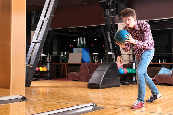 Genç adam bowling kulübünde eğleniyor — Stok fotoğraf