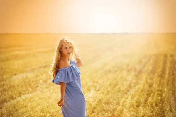 Young beautiful woman walking in field — Stock Photo, Image