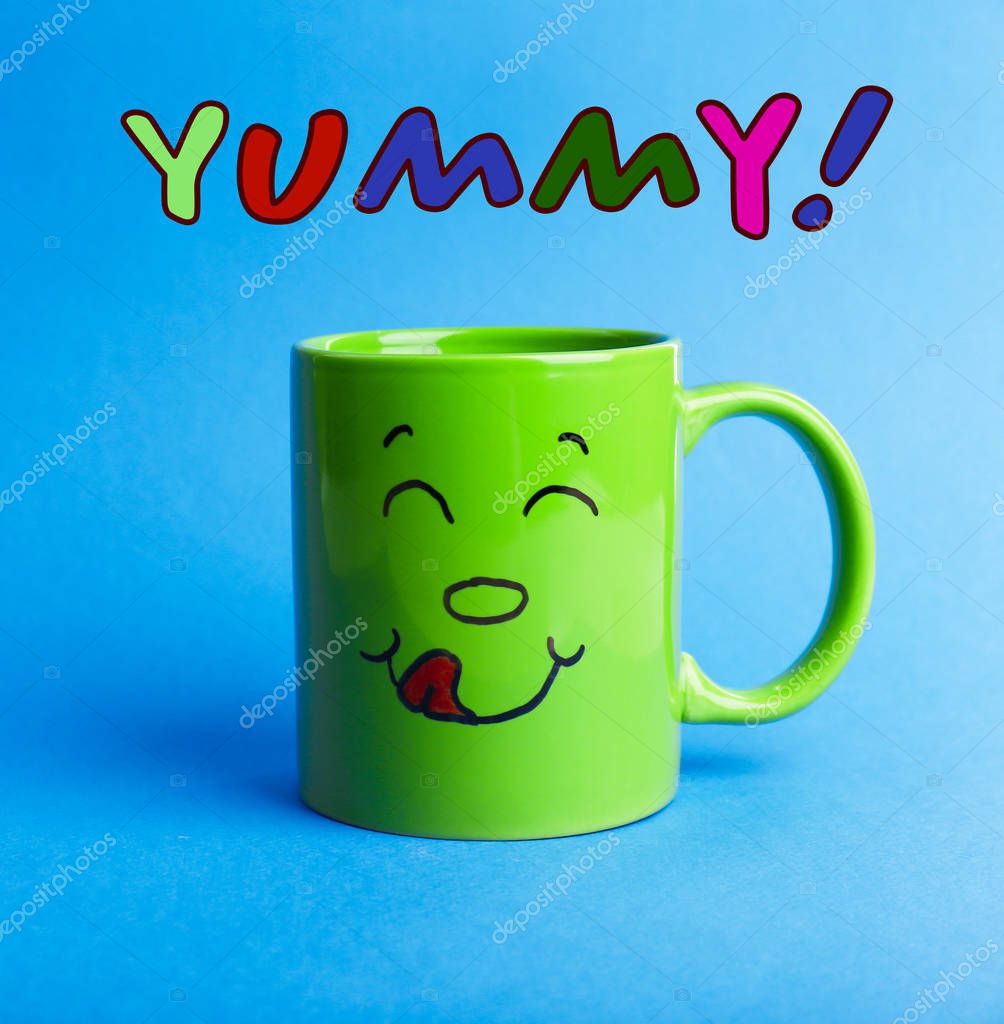 Text und Tasse mit lustigem Gesicht — Stockfoto ...