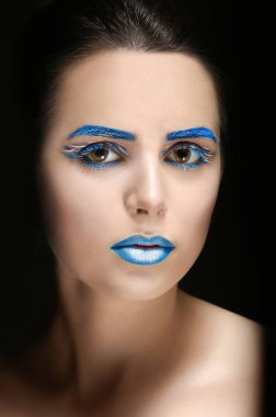 Yaratıcı makyajlı kadın