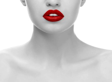 Beyaz arka planda, closeup kırmızı dudaklar genç kadınla