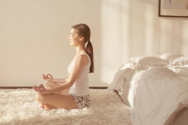 Yoga yapan kadın 