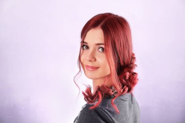 Boyalı saçlı güzel genç kadın 