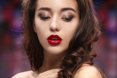 Kırmızı dudaklar ile güzel bir kadın 