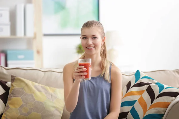 Giovane Donna Degustazione Succo Fresco Seduto Sul Divano Soggiorno — Foto Stock