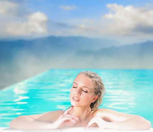 Kobieta relaksująca się w wodzie — Zdjęcie stockowe