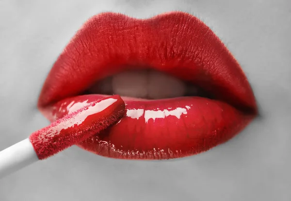 Applying red lipstick on female lips, closeup — Stock Photo, Image