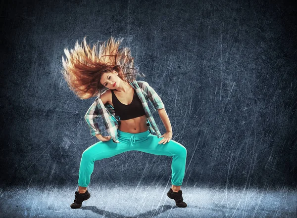 Joven bailarina de hip-hop sobre fondo grunge —  Fotos de Stock