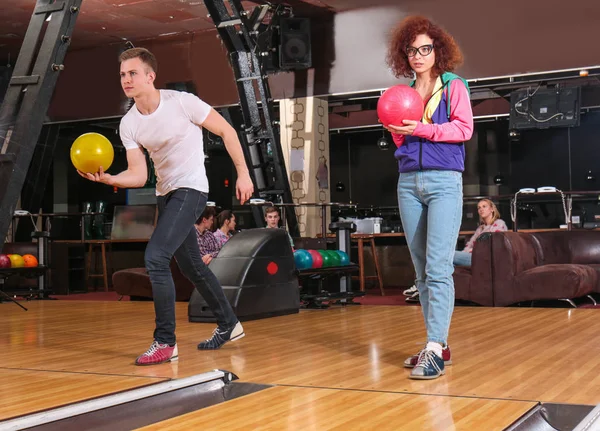 Amigos divirtiéndose y jugando bolos — Foto de Stock