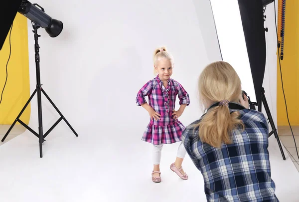 Маленькая девочка позирует перед фотографом — стоковое фото