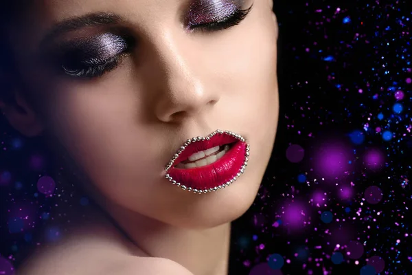 Ung kvinna med kreativa makeup på mörk bakgrund, närbild — Stockfoto
