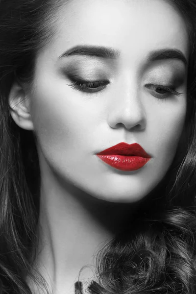 Mujer joven con lápiz labial rojo — Foto de Stock