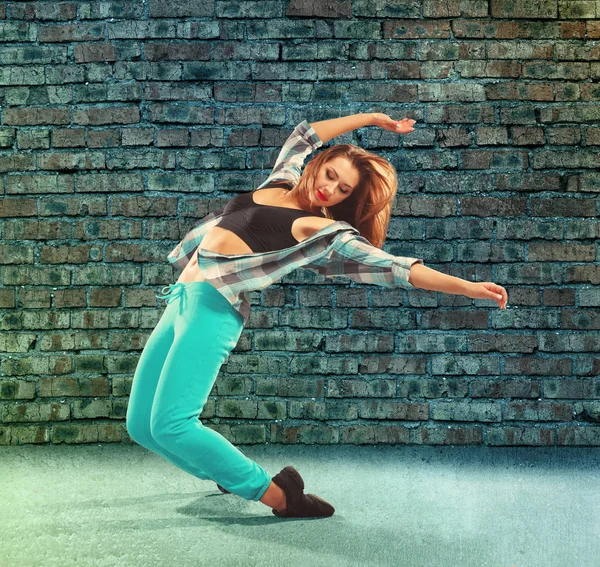 Joven bailarina de hip-hop sobre fondo de pared de ladrillo —  Fotos de Stock