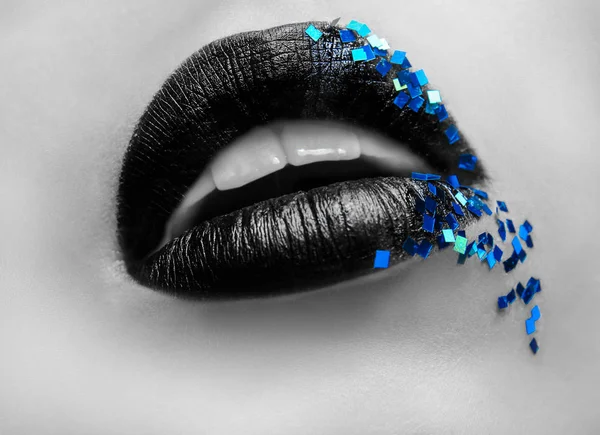 Lippen van mooie jonge vrouw — Stockfoto