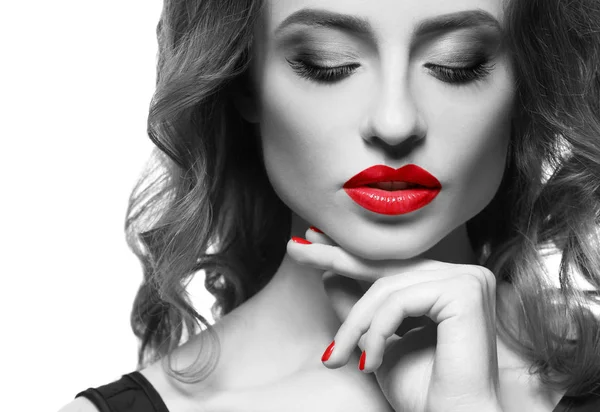 Beyaz zemin üzerine kırmızı dudaklar genç kadınla — Stok fotoğraf