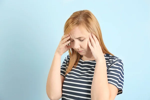 Mujer con dolor de cabeza — Foto de Stock