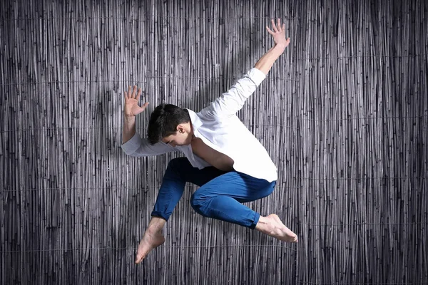 Joven bailarina sobre fondo de bambú —  Fotos de Stock