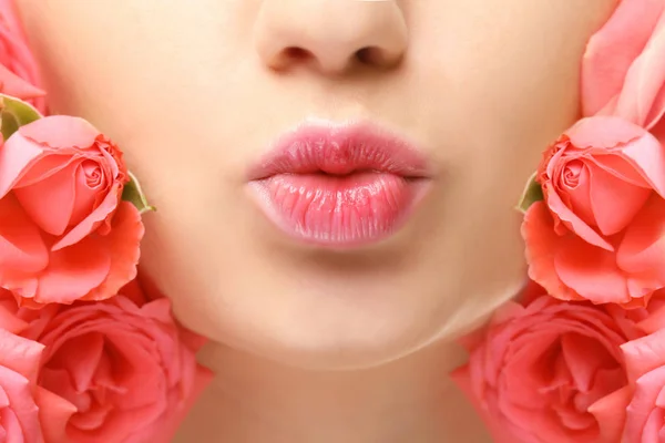 Rosto de bela jovem e rosas, close-up — Fotografia de Stock
