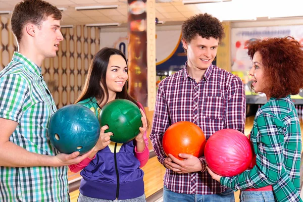 Friends having fun in bowling — Stock Photo, Image