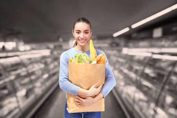 Mujer joven sosteniendo bolsa de papel —  Fotos de Stock