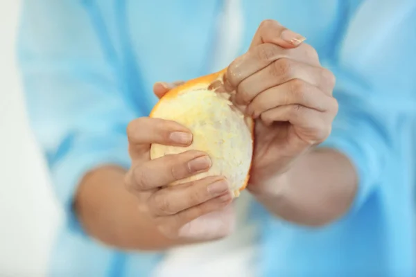 Handen peeling oranje — Stockfoto