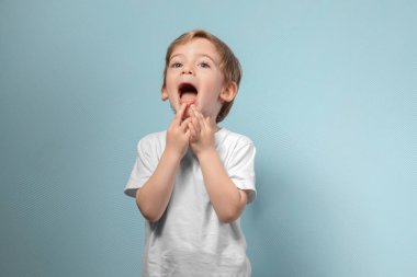 Şirin küçük çocuk.