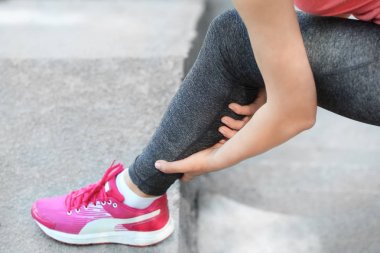 Bacağında ağrı olan bir kadın.