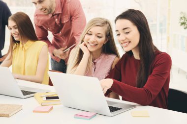 Genç insanlar ofiste dizüstü bilgisayarlar ile çalışma