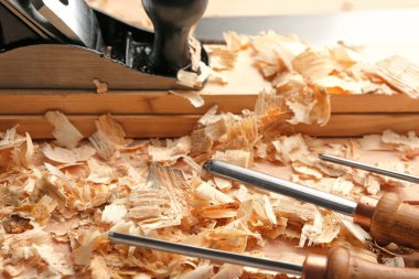 Carpenter'ın araçları, panoları ve ahşap masa, closeup testere tozu