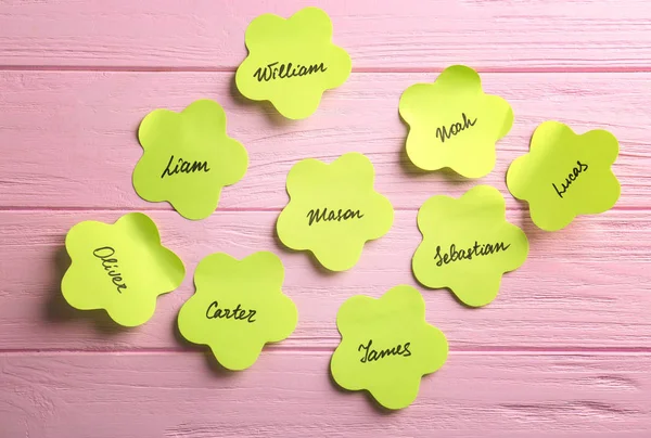 Papieraufkleber mit unterschiedlichen Namen — Stockfoto