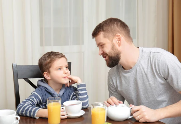 Padre joven con hijo desayunando en la cocina — Foto de Stock