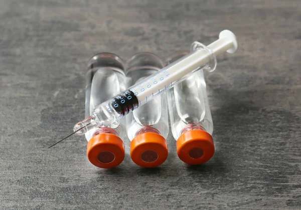 Vaccin i injektionsflaskor med spruta — Stockfoto