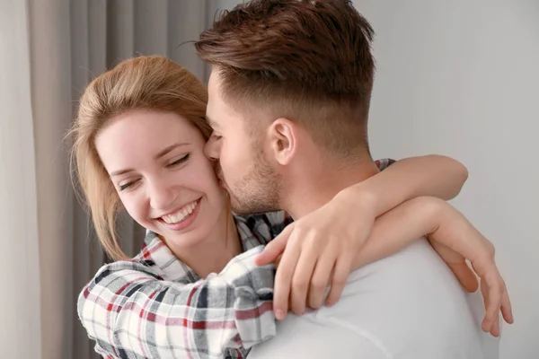 Feliz pareja joven — Foto de Stock