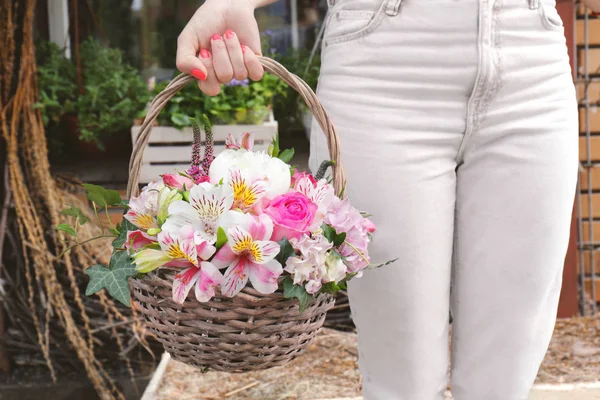 Mulher segurando cesta com flores — Fotografia de Stock