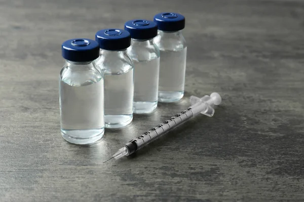 Вакцина во флаконах со шприцем — стоковое фото