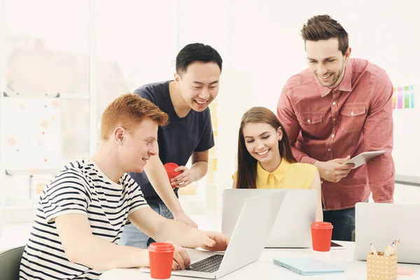 Junge Leute arbeiten im Büro mit Laptops — Stockfoto