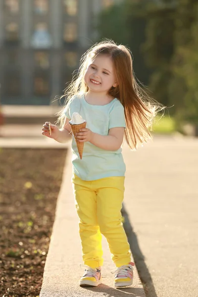 Girl eating ice-cream — Stock Photo, Image