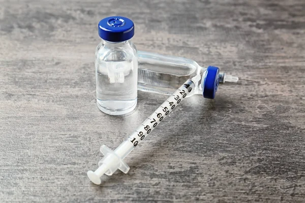 Vakcina fecskendővel ellátott injekciós üvegben — Stock Fotó