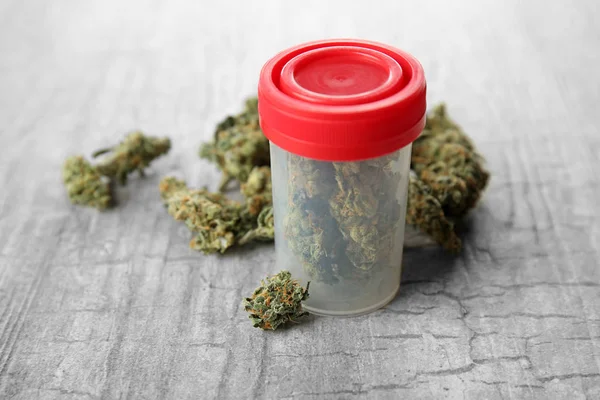 Weed knoppar och plastbehållare — Stockfoto