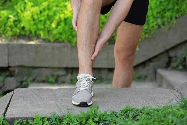 Man suffering from pain in leg — Stock Photo, Image