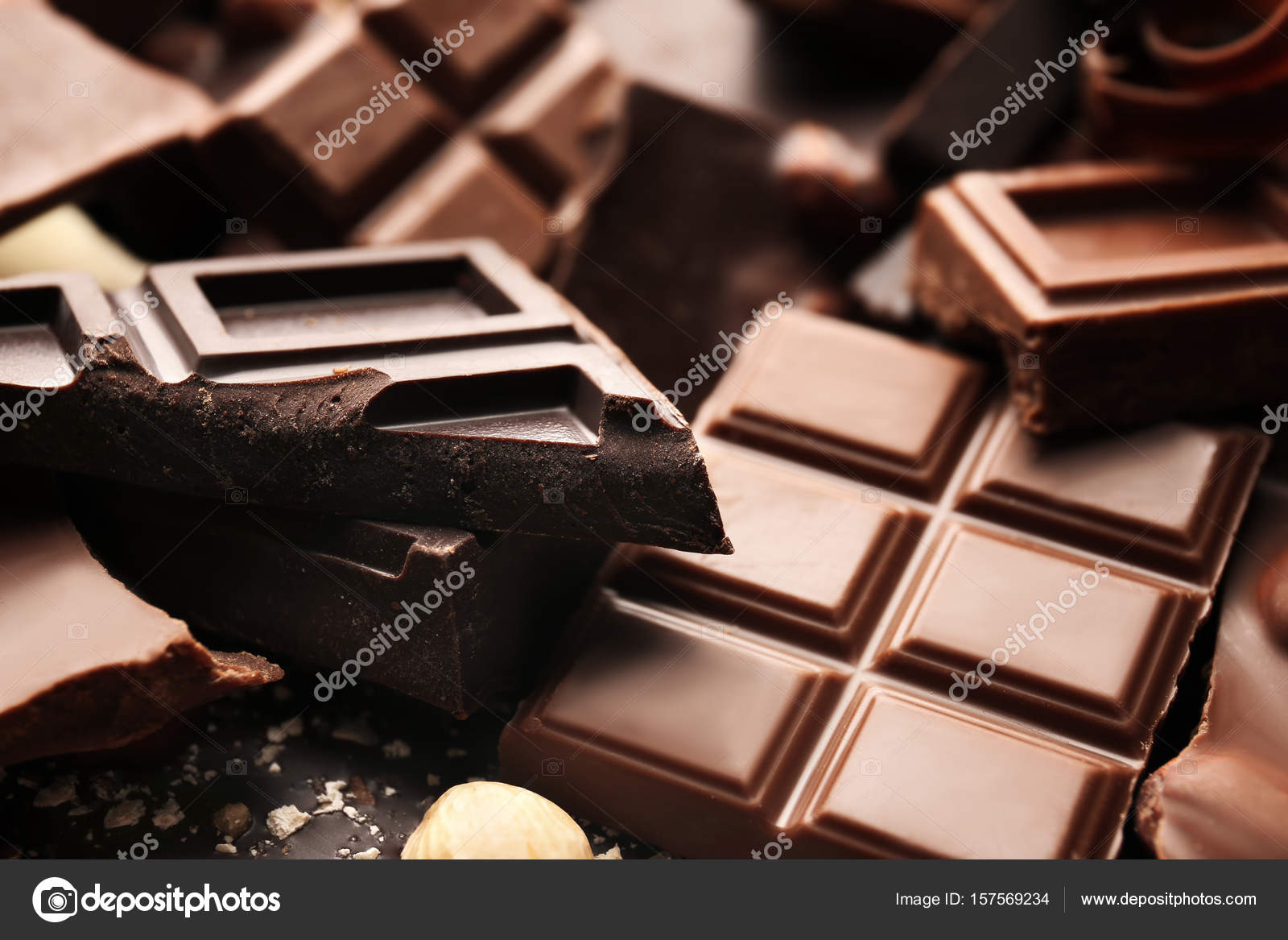 Ем шоколад плитками. Шоколад. Темный шоколад. Плитка шоколада. Темный шоколад плитка.