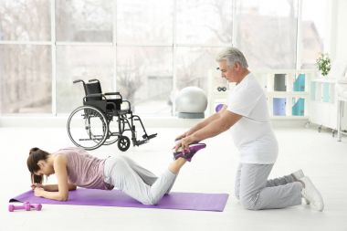 Genç kadın kıdemli ortopedi uzmanı rehabilitasyon Kliniği ile devre dışı