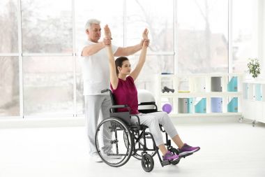 Genç kadın kıdemli ortopedi uzmanı rehabilitasyon Kliniği ile devre dışı