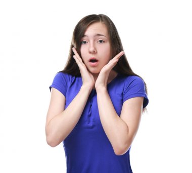 Beyaz arka plan üzerinde sevimli duygusal kız