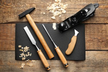 Ahşap arka planda marangoz aletleri