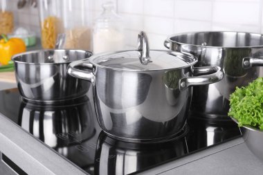 Yemek kursları üzerinde elektrikli mutfak eşyaları mutfak ocağı