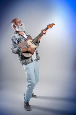 Komuta sizde gri duvar arka plan gitar ile