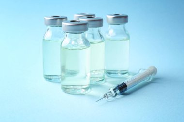 Şırıngalarla aşı.  