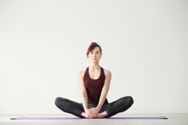 Yoga yapan kadın 