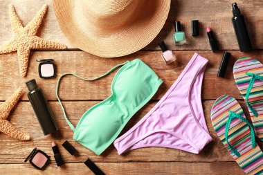 Renkli bikini ile kozmetik ve plaj aksesuarları 